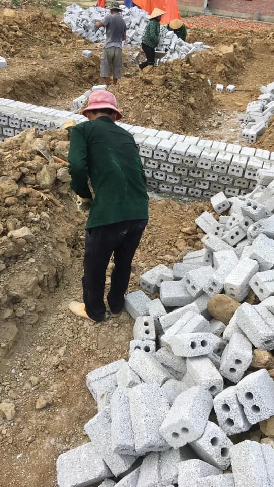 MỘT VÀI HÌNH ẢNH TỔ THỢ CARITAS THANH HOÁ ĐANG XÂY NHÀ TÌNH THƯƠNG CHO DÂN CHÀI CỰ KHÁNH TẠI XÃ ĐỊNH CÔNG, HUYỆN YÊN ĐỊNH, TỈNH THANH HOÁ
