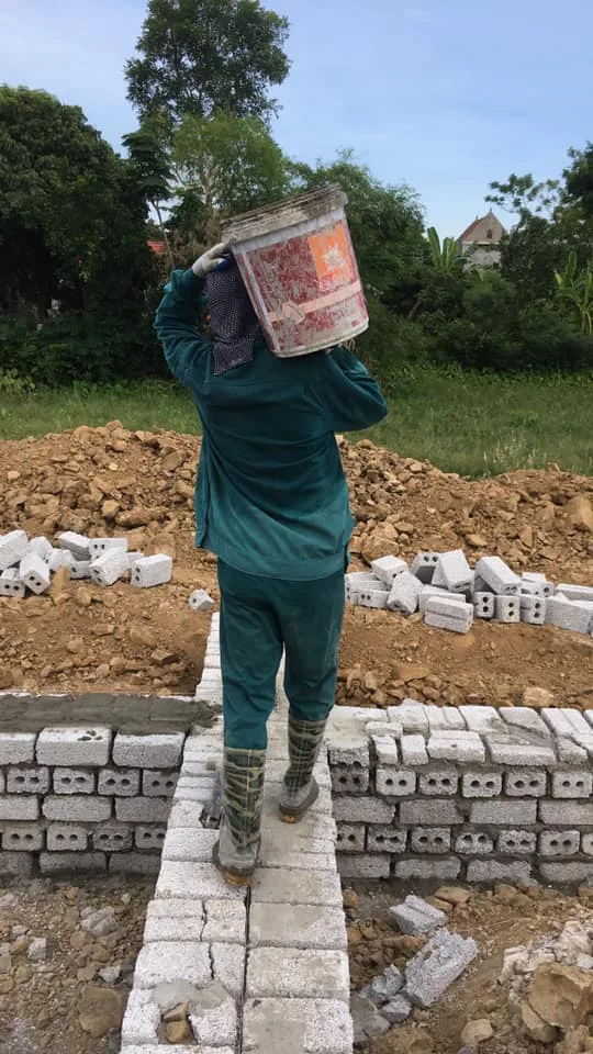 MỘT VÀI HÌNH ẢNH TỔ THỢ CARITAS THANH HOÁ ĐANG XÂY NHÀ TÌNH THƯƠNG CHO DÂN CHÀI CỰ KHÁNH TẠI XÃ ĐỊNH CÔNG, HUYỆN YÊN ĐỊNH, TỈNH THANH HOÁ