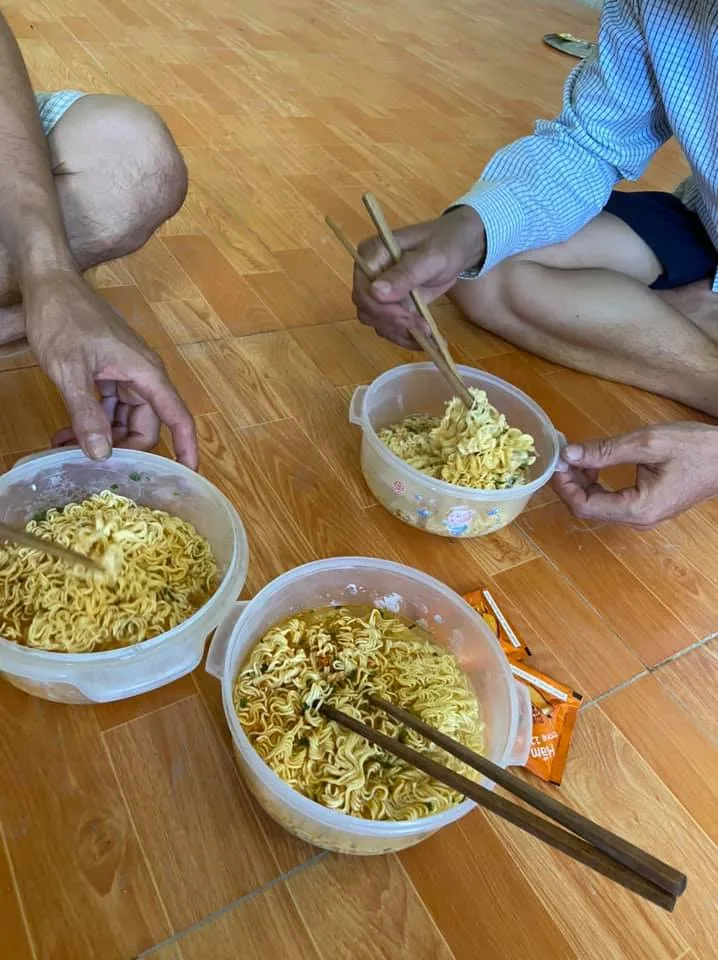 MỘT VÀI HÌNH ẢNH TỔ THỢ CARITAS THANH HOÁ ĐANG XÂY NHÀ TÌNH THƯƠNG CHO DÂN CHÀI CỰ KHÁNH TẠI XÃ ĐỊNH CÔNG, HUYỆN YÊN ĐỊNH, TỈNH THANH HOÁ