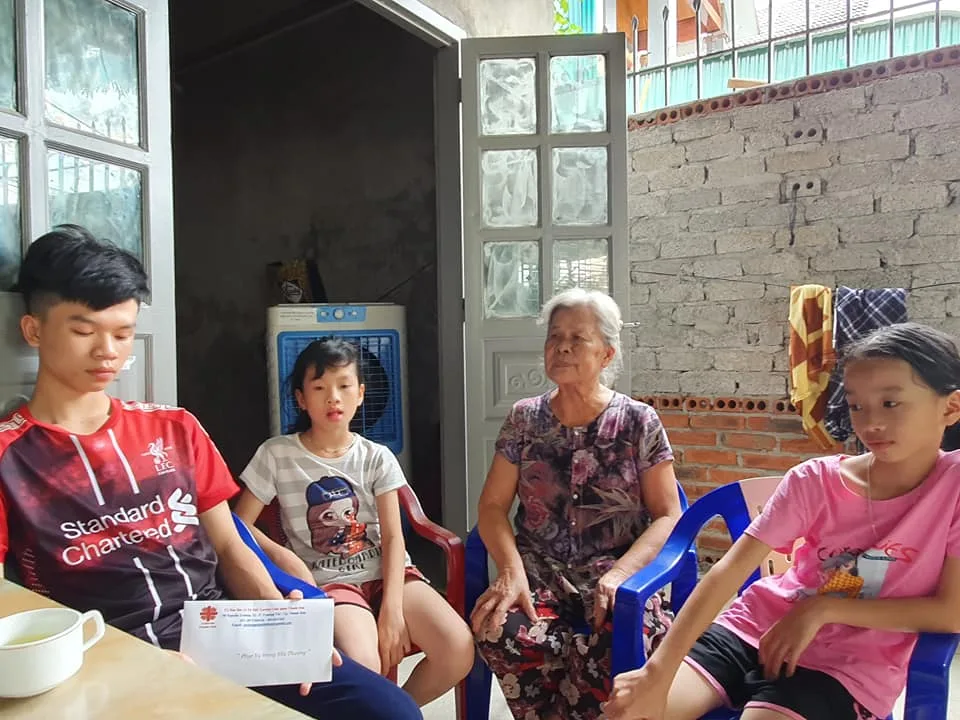 Thăm gia đình ba em mồ côi cả cha lẫn mẹ – tại thị trấn Còng, huyện Tĩnh Gia, tỉnh Thanh Hóa