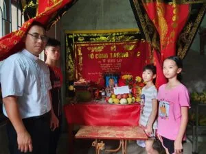 Thăm gia đình ba em mồ côi cả cha lẫn mẹ – tại thị trấn Còng, huyện Tĩnh Gia, tỉnh Thanh Hóa