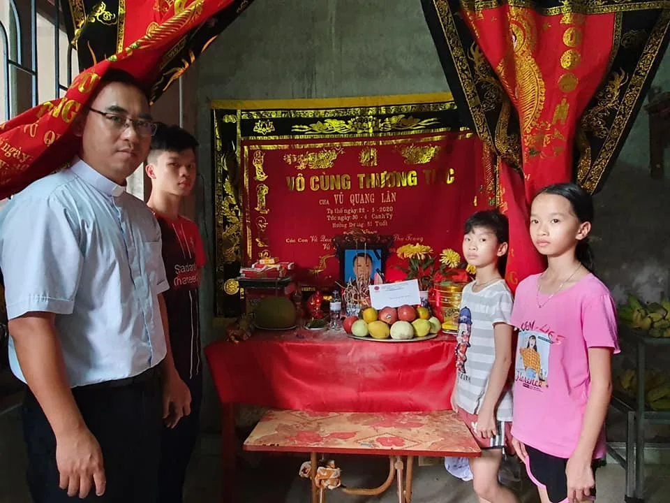Thăm gia đình ba em mồ côi cả cha lẫn mẹ – tại thị trấn Còng, huyện Tĩnh Gia, tỉnh Thanh Hóa