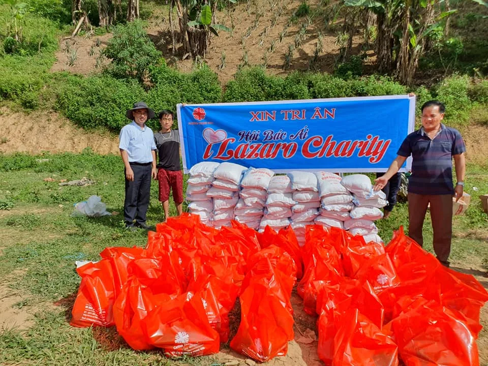 Trao quà cho bà con bản Mông – huyện Mường Lát, tỉnh Thanh Hoá. Xin hết lòng cảm ơn Hội Bác Ái Ilazaro đã tài trợ quà cho chuyến đi này