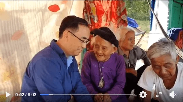 Con lại tìm đến bên cụ! Thời tiết nóng quá cụ ạ. Đêm ngày cụ cầu nguyện xin Chúa cho thời tiết mát mẻ chút cụ nhé! P/s. Cụ ơi, đã có 10 ngàn người xem cụ nói chuyện rồi. Ai cũng khen cụ dễ thương!