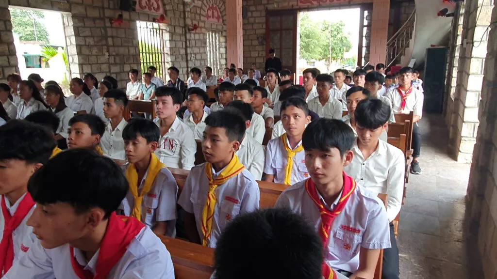 BUỔI CHIA SẺ CÙNG CÁC BẠN TRẺ TẠI GX ĐÔNG YÊN – NGẠC NHIÊN VÀ HY VỌNG
