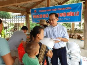 Trao quà cứu trợ Covid-19 cho bà con dân tộc tại xã Mường Chanh, huyện Mường Lát, tỉnh Thanh Hóa