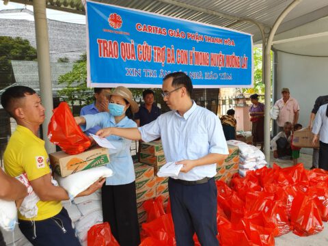 Trao quà cứu trợ Covid-19 cho bà con nghèo dân tộc H’Mong tại xã Quang Chiểu, huyện Mường Lát, tỉnh Thanh Hoá.
