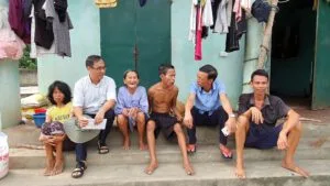 Trở lại thăm gia đình bà Gấm: một mẹ già 85 tuổi nuôi ba người con không bình thường.