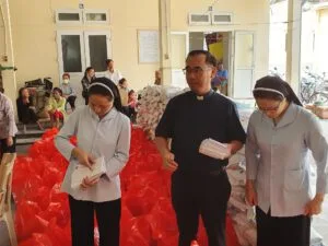 Thăm và trao quà cho các bệnh nhân phong tại trại phong Quỳnh Lập, Quỳnh Lưu, Nghệ An