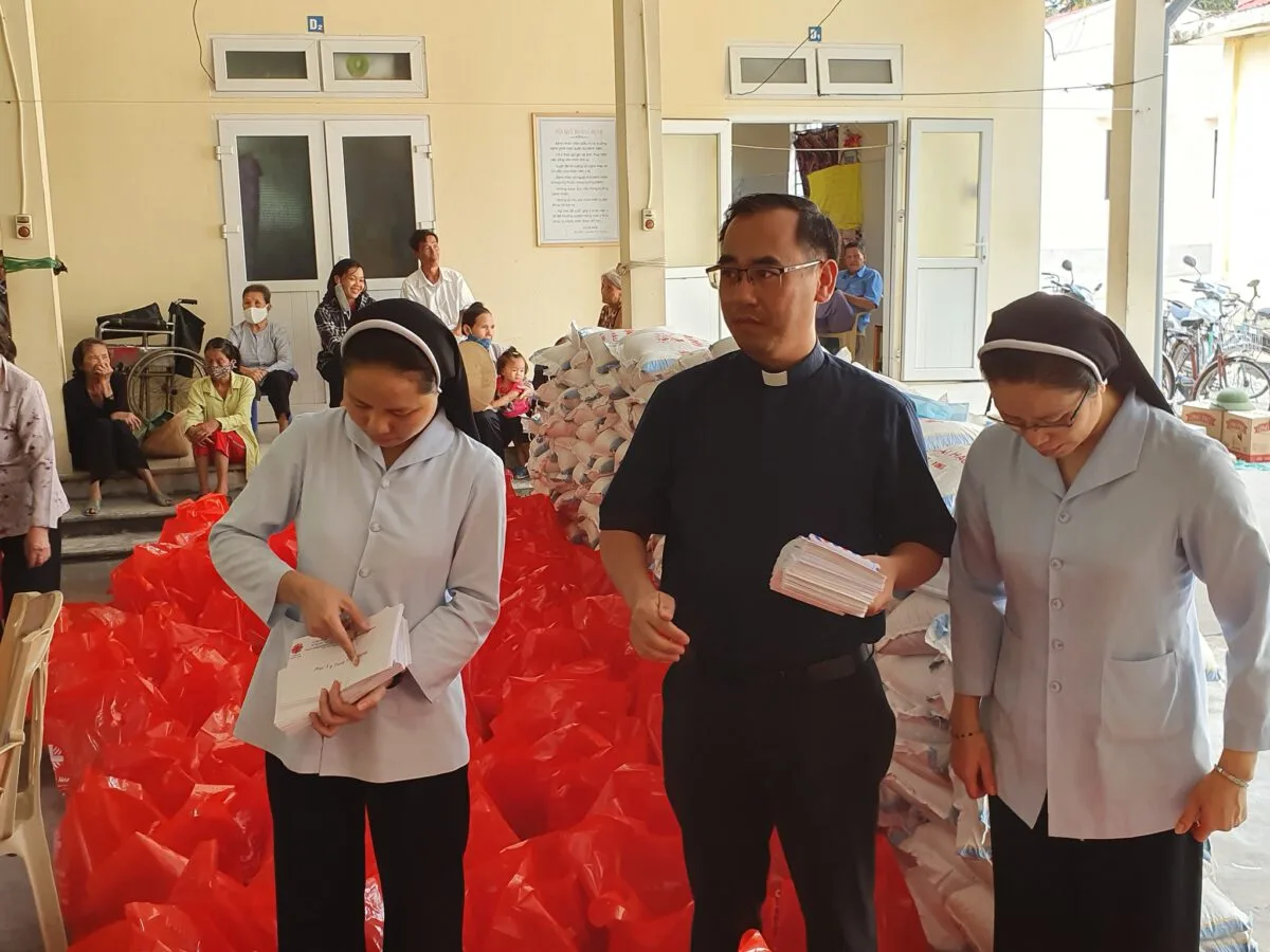 Thăm và trao quà cho các bệnh nhân phong tại trại phong Quỳnh Lập, Quỳnh Lưu, Nghệ An