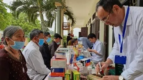 KHÁM BỆNH VÀ PHÁT THUỐC MIỄN PHÍ TẠI GIÁO XỨ NGỌC LẪM