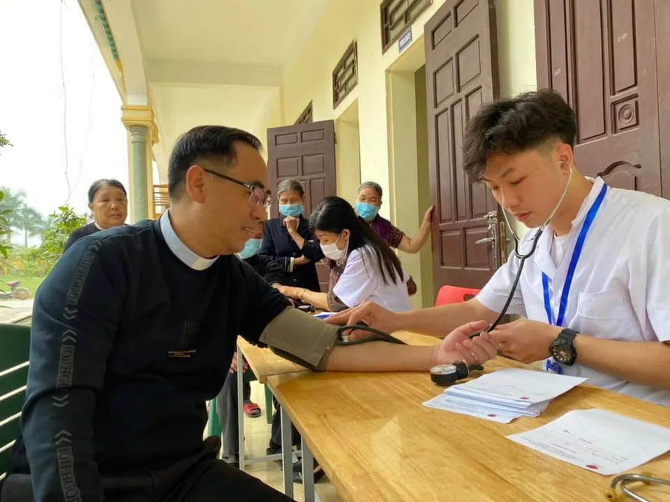 KHÁM BỆNH VÀ PHÁT THUỐC MIỄN PHÍ TẠI GIÁO XỨ NGỌC LẪM