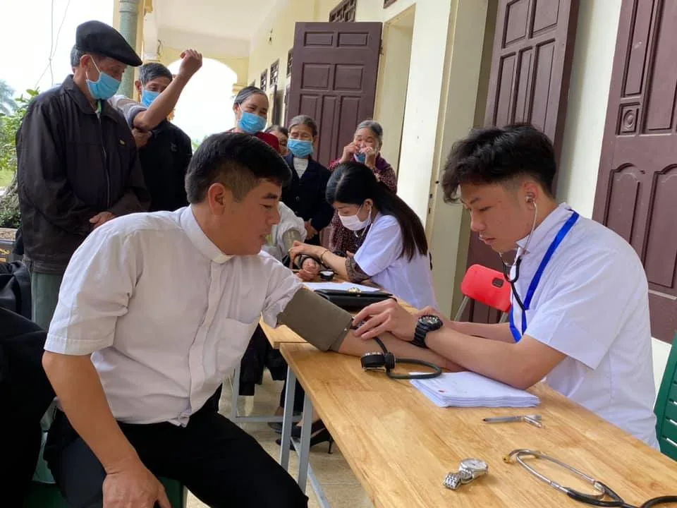 KHÁM BỆNH VÀ PHÁT THUỐC MIỄN PHÍ TẠI GIÁO XỨ NGỌC LẪM
