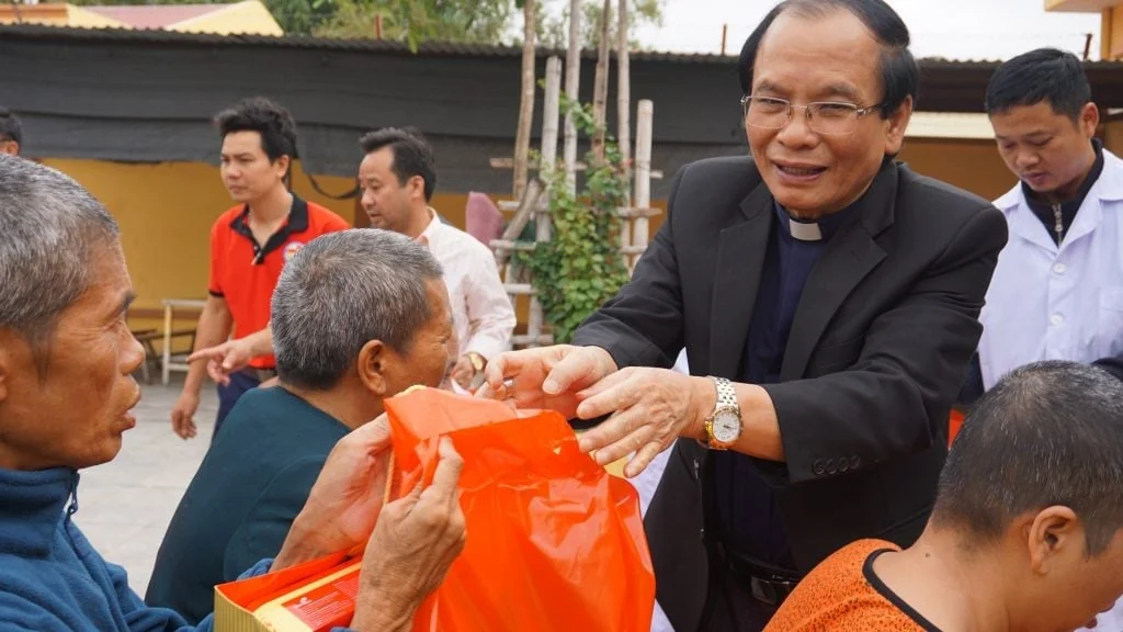 ỦNG HỘ QUÀ TẾT CHO NGƯỜI GIÀ NGHÈO KHỔ ,BỊ BỆNH ,NGƯỜI MÙ và KHUYẾT TẬT