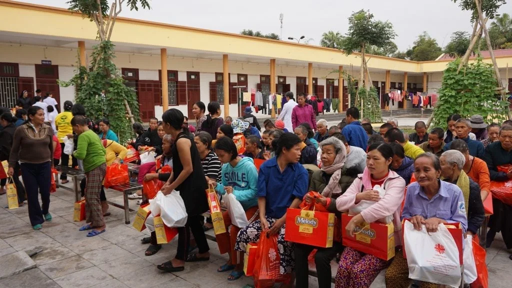 ỦNG HỘ QUÀ TẾT CHO NGƯỜI GIÀ NGHÈO KHỔ ,BỊ BỆNH ,NGƯỜI MÙ và KHUYẾT TẬT