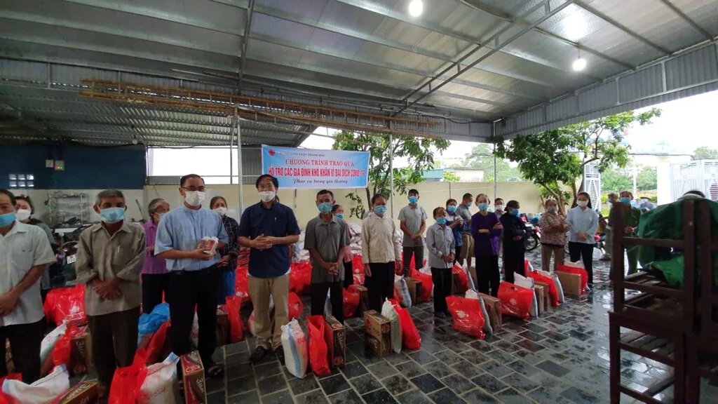 CARITAS THANH HÓA TRAO QUÀ CHO BÀ CON GIÁO XỨ VẠN THÀNH