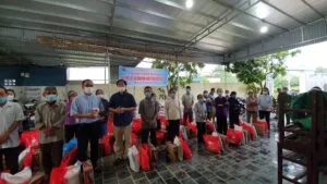CARITAS THANH HÓA TRAO QUÀ CHO BÀ CON GIÁO XỨ VẠN THÀNH