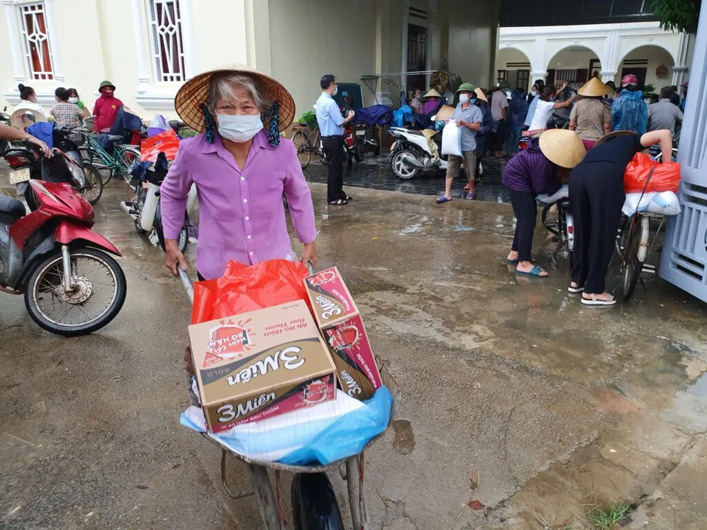 CARITAS THANH HÓA TRAO QUÀ CHO BÀ CON GIÁO XỨ VẠN THÀNH