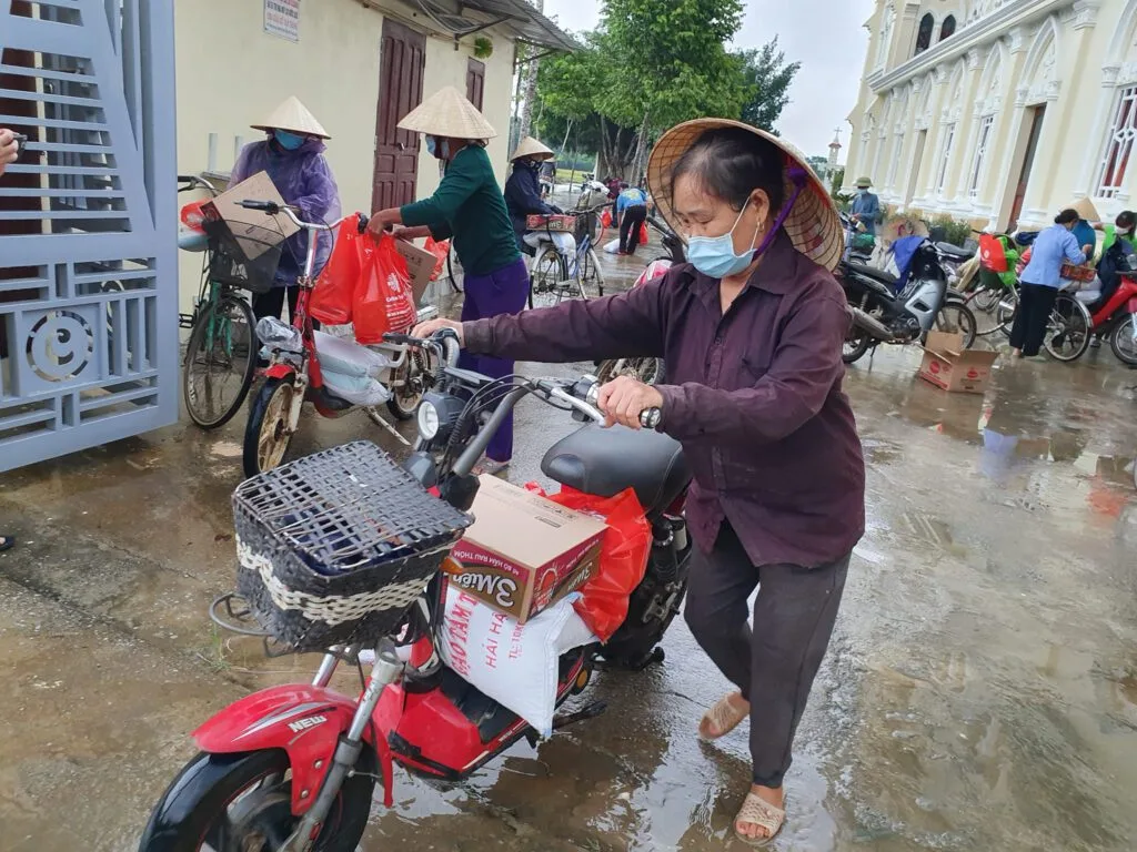 CARITAS THANH HÓA TRAO QUÀ CHO BÀ CON GIÁO XỨ VẠN THÀNH