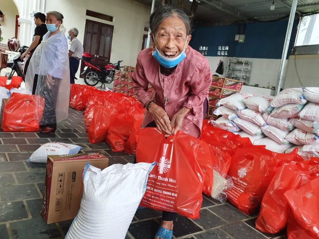 CARITAS THANH HÓA TRAO QUÀ CHO BÀ CON GIÁO XỨ VẠN THÀNH
