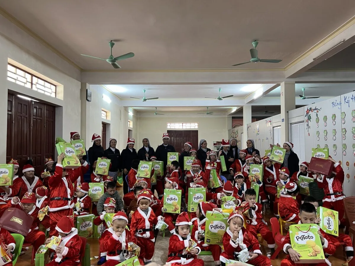 CARITAS THANH HOÁ ĐEM HƠI ẤM GIÁNG SINH ĐẾN TRUNG TÂM KHUYẾT TẬT BA LÀNG