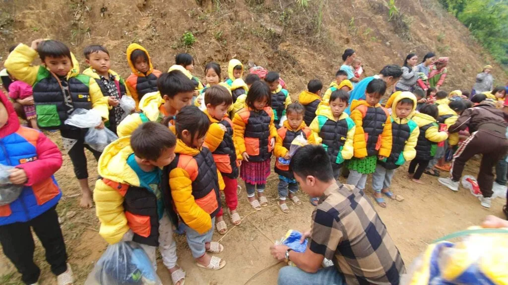 TRAO HƠI ẤM GIÁNG SINH CHO TRẺ EM VÙNG CAO