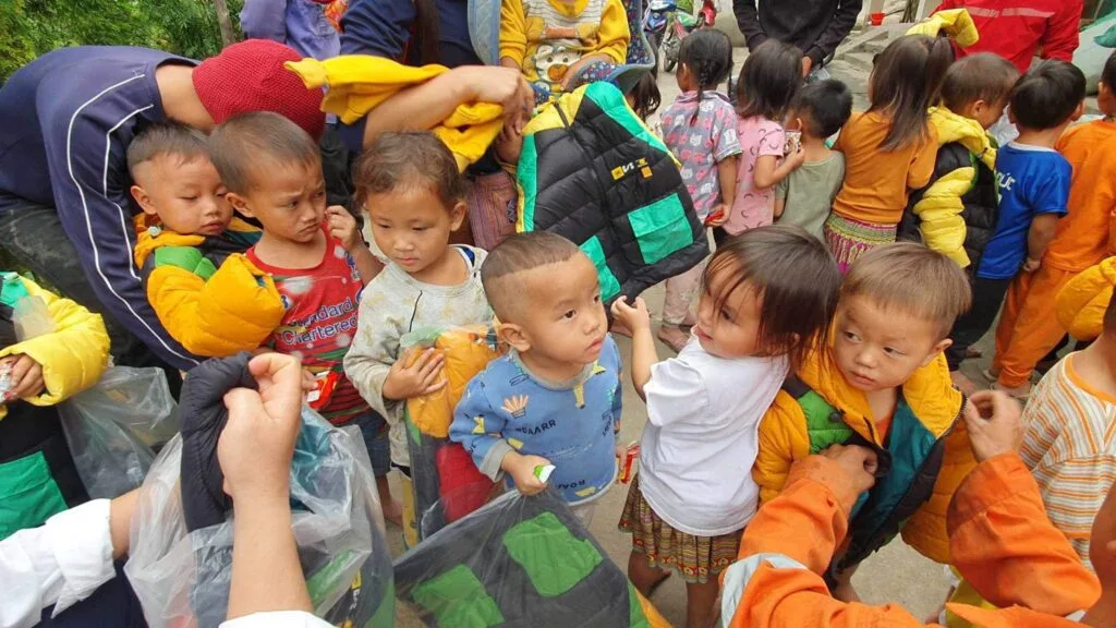 TRAO HƠI ẤM GIÁNG SINH CHO TRẺ EM VÙNG CAO