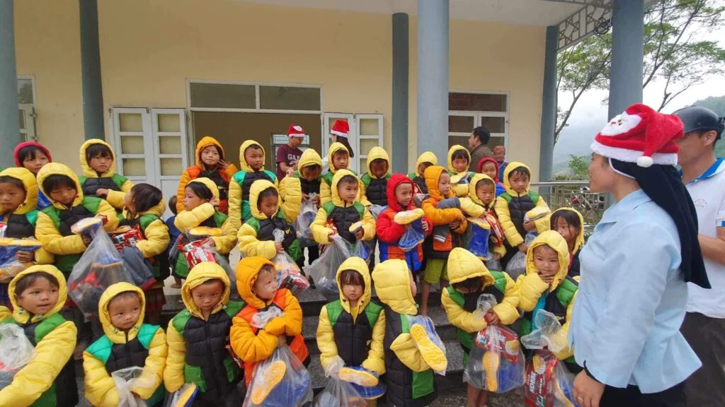TRAO HƠI ẤM GIÁNG SINH CHO TRẺ EM VÙNG CAO