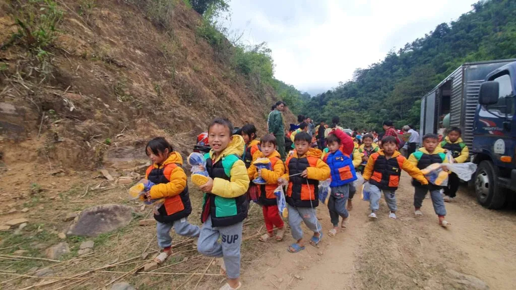 TRAO HƠI ẤM GIÁNG SINH CHO TRẺ EM VÙNG CAO