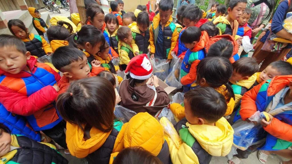 TRAO HƠI ẤM GIÁNG SINH CHO TRẺ EM VÙNG CAO