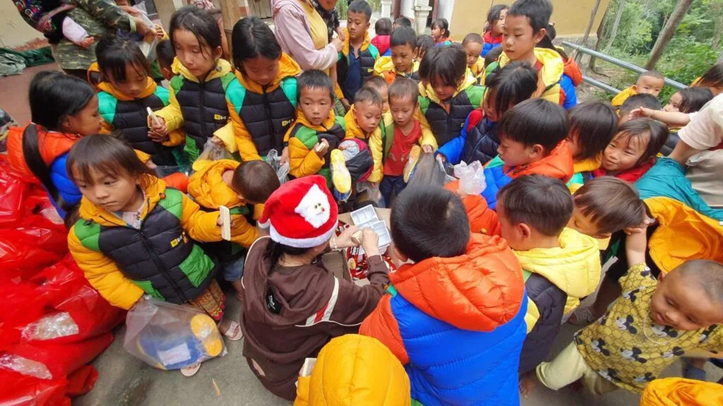 TRAO HƠI ẤM GIÁNG SINH CHO TRẺ EM VÙNG CAO