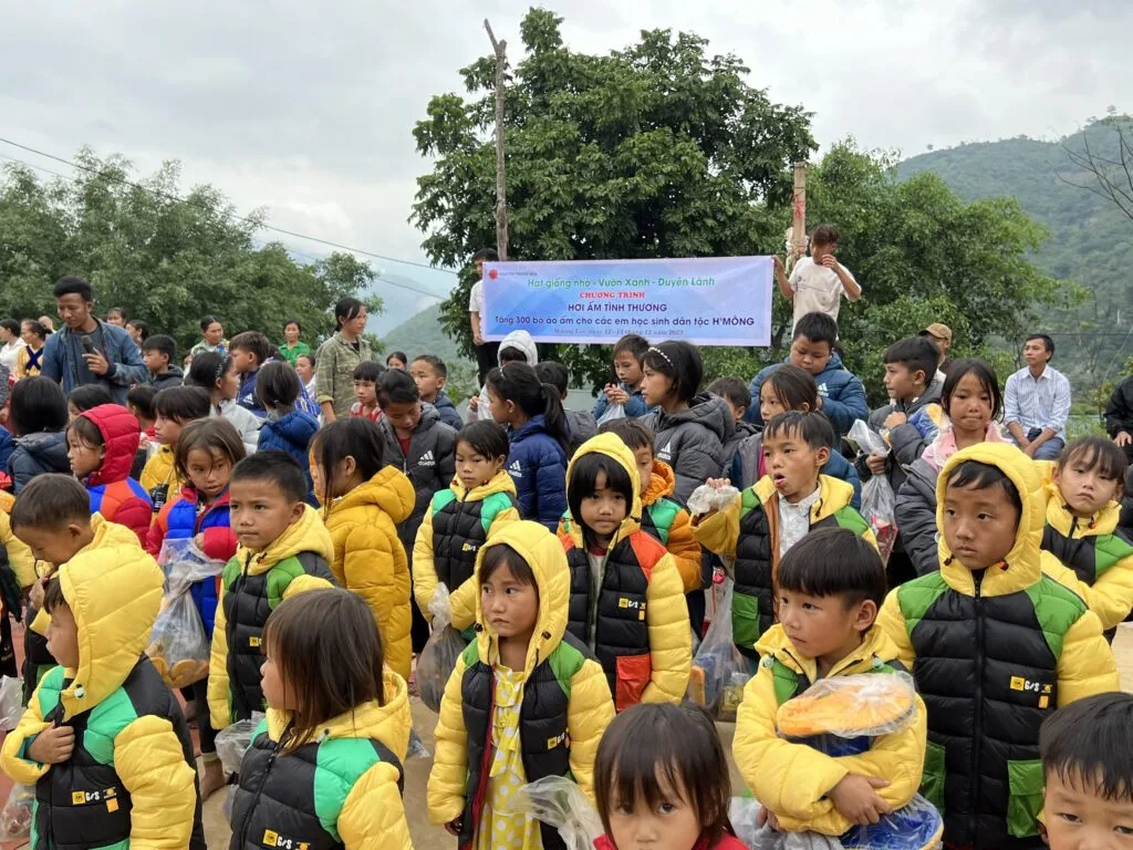 TRAO HƠI ẤM GIÁNG SINH CHO TRẺ EM VÙNG CAO
