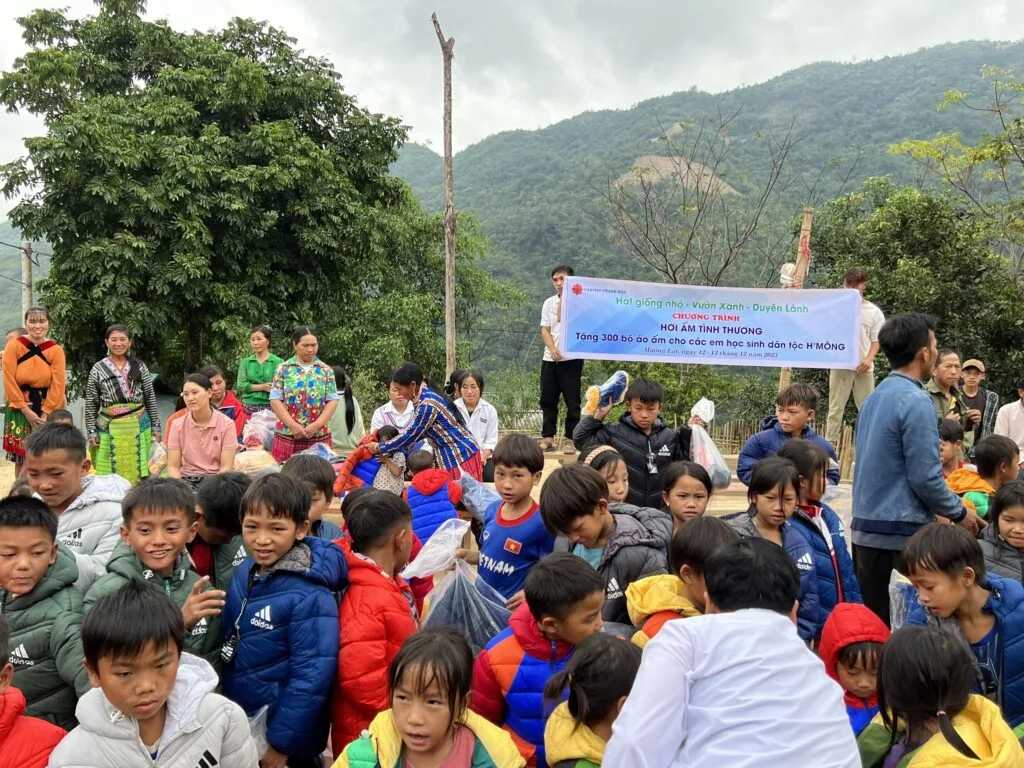 TRAO HƠI ẤM GIÁNG SINH CHO TRẺ EM VÙNG CAO