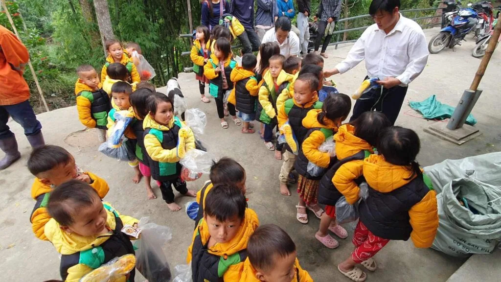 TRAO HƠI ẤM GIÁNG SINH CHO TRẺ EM VÙNG CAO