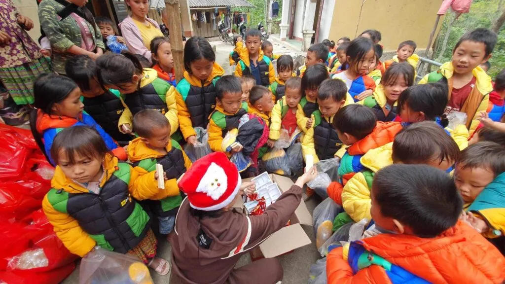 TRAO HƠI ẤM GIÁNG SINH CHO TRẺ EM VÙNG CAO