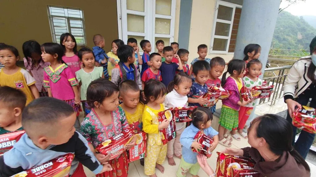 TRAO HƠI ẤM GIÁNG SINH CHO TRẺ EM VÙNG CAO