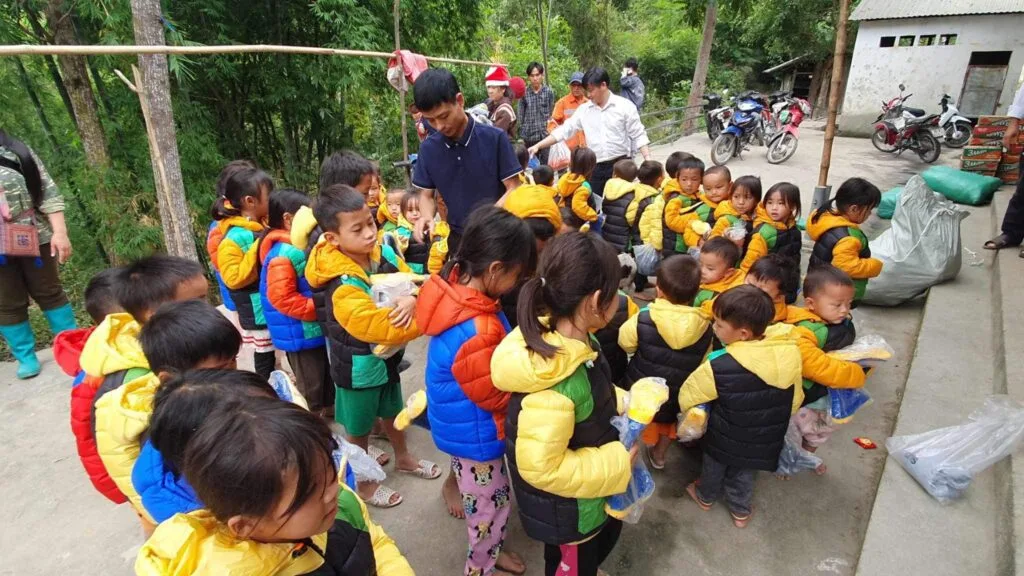 TRAO HƠI ẤM GIÁNG SINH CHO TRẺ EM VÙNG CAO