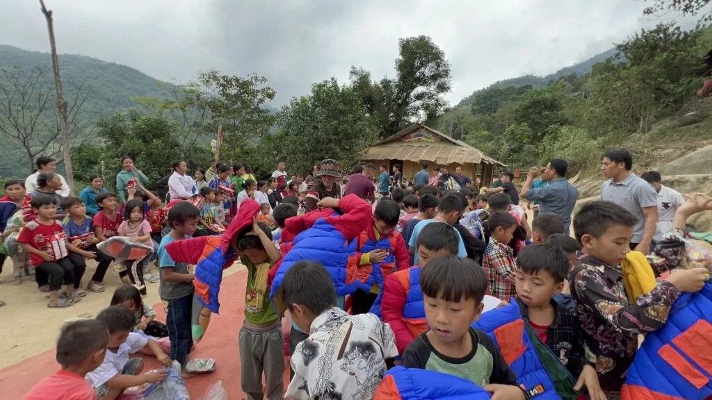 TRAO HƠI ẤM GIÁNG SINH CHO TRẺ EM VÙNG CAO