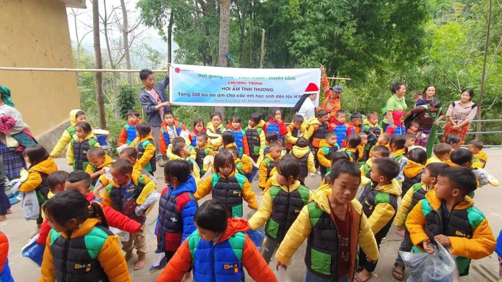 TRAO HƠI ẤM GIÁNG SINH CHO TRẺ EM VÙNG CAO