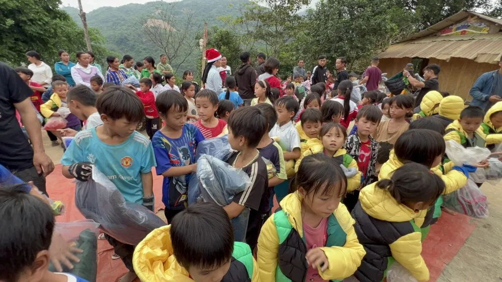 TRAO HƠI ẤM GIÁNG SINH CHO TRẺ EM VÙNG CAO