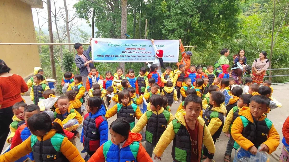 TRAO HƠI ẤM GIÁNG SINH CHO TRẺ EM VÙNG CAO