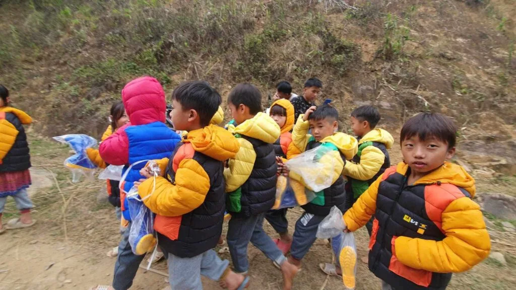 TRAO HƠI ẤM GIÁNG SINH CHO TRẺ EM VÙNG CAO