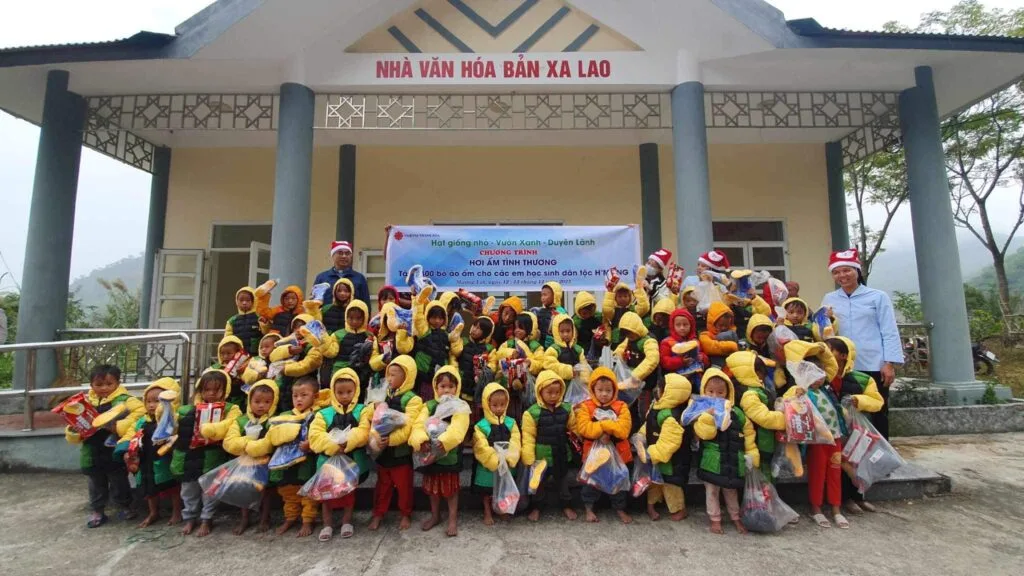 TRAO HƠI ẤM GIÁNG SINH CHO TRẺ EM VÙNG CAO