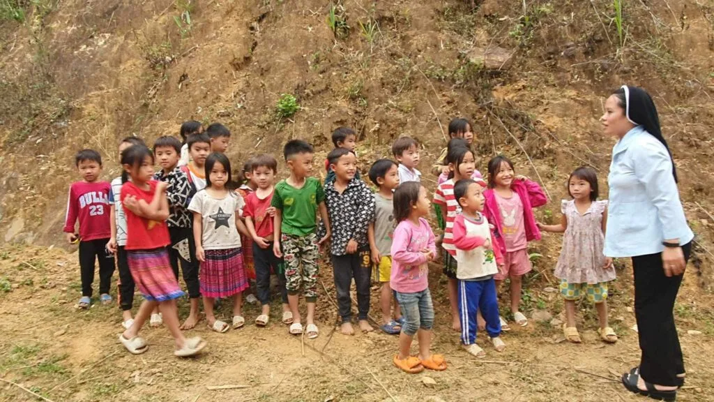 TRAO HƠI ẤM GIÁNG SINH CHO TRẺ EM VÙNG CAO