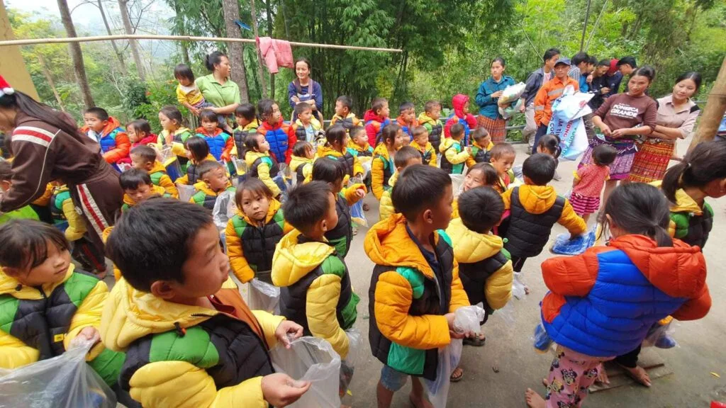 TRAO HƠI ẤM GIÁNG SINH CHO TRẺ EM VÙNG CAO