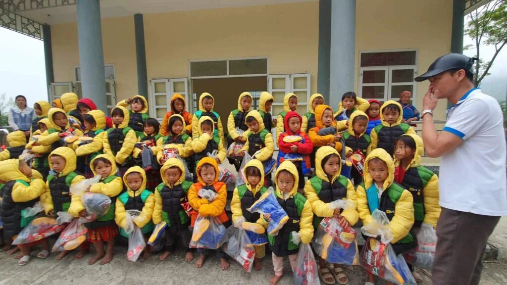 TRAO HƠI ẤM GIÁNG SINH CHO TRẺ EM VÙNG CAO