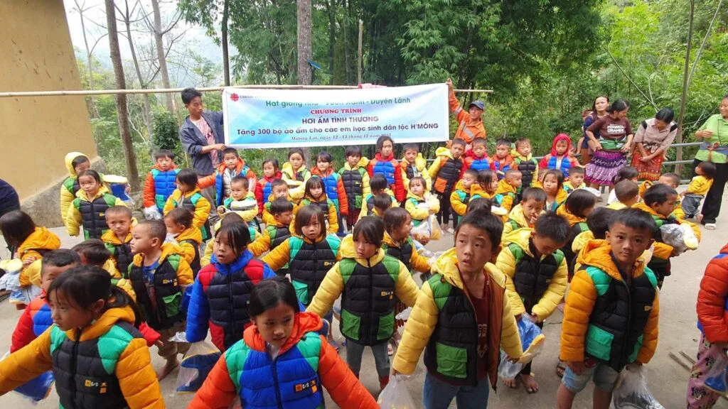TRAO HƠI ẤM GIÁNG SINH CHO TRẺ EM VÙNG CAO