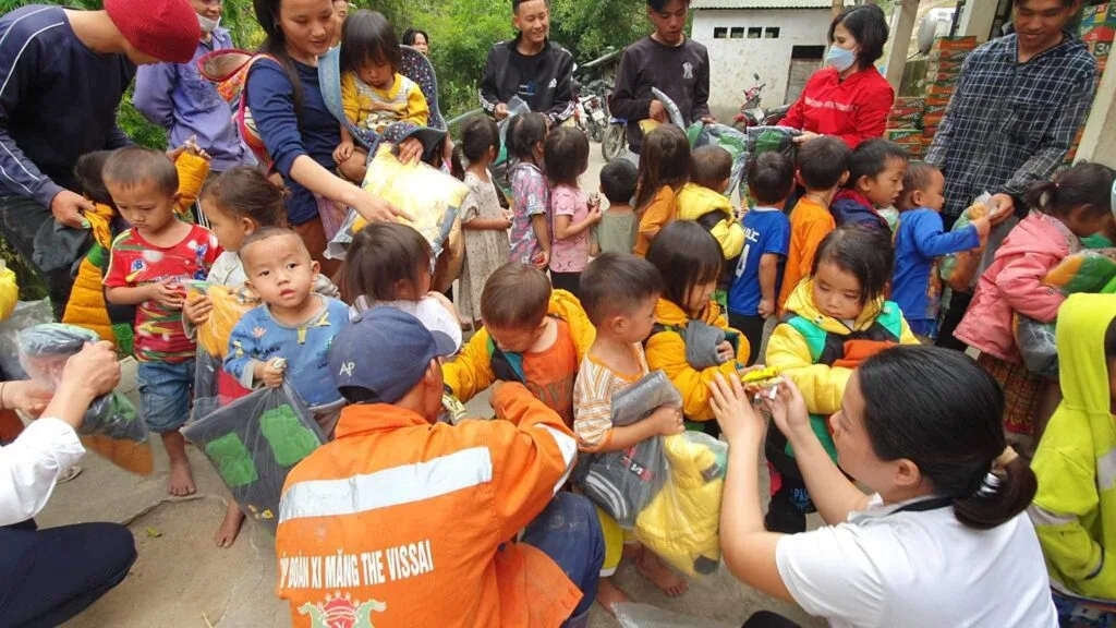 TRAO HƠI ẤM GIÁNG SINH CHO TRẺ EM VÙNG CAO