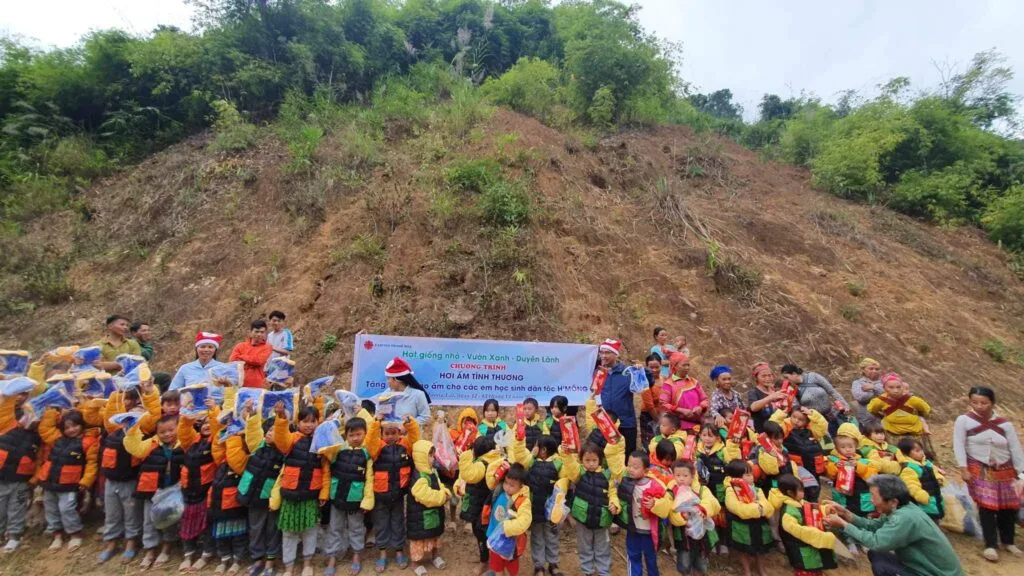 TRAO HƠI ẤM GIÁNG SINH CHO TRẺ EM VÙNG CAO