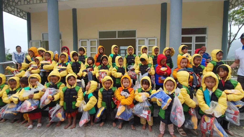 TRAO HƠI ẤM GIÁNG SINH CHO TRẺ EM VÙNG CAO